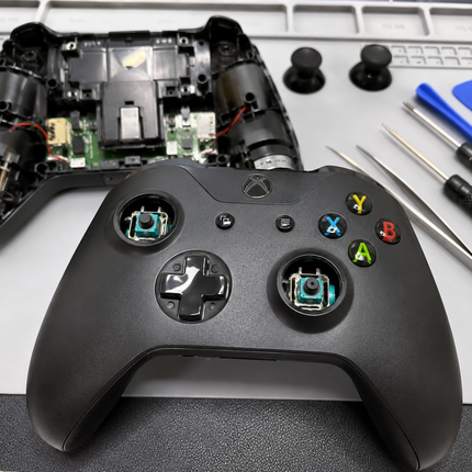 Riparazione pad Xbox One X con sostituzione analogici TMR anti-drift