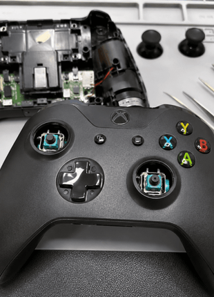 Riparazione pad Xbox One X con sostituzione analogici TMR anti-drift