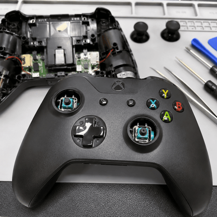 Riparazione pad Xbox One X con sostituzione analogici TMR anti-drift