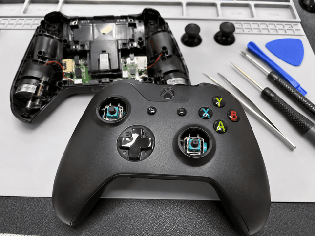 Riparazione pad Xbox One X con sostituzione analogici TMR anti-drift