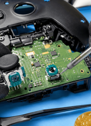 Riparazione pad Xbox One X con sostituzione analogici TMR anti-drift