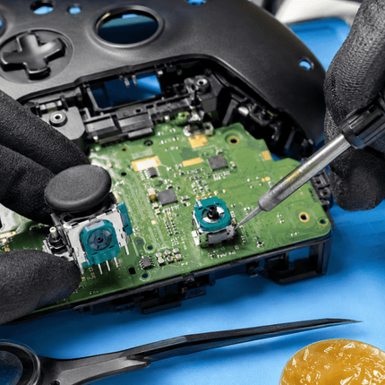 Riparazione pad Xbox One X con sostituzione analogici TMR anti-drift